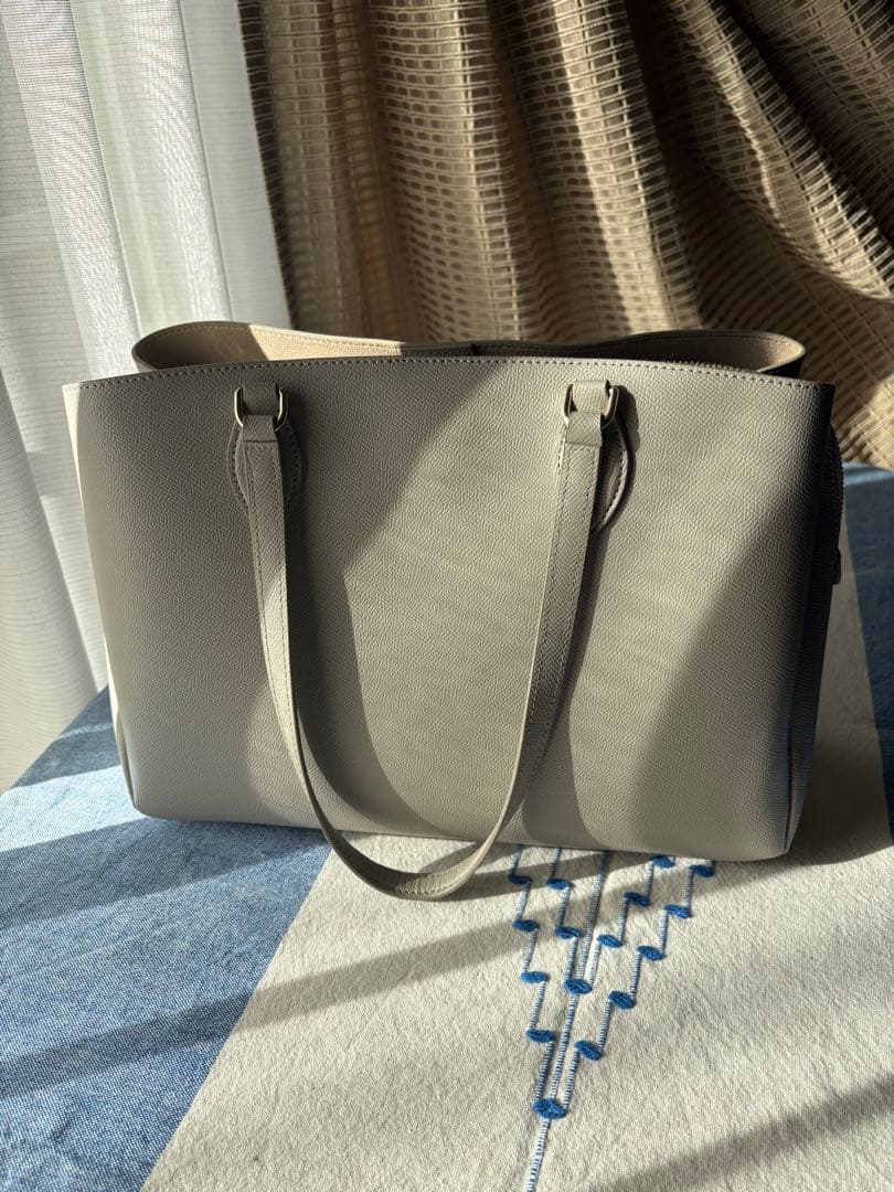 FURLA グレー ベージュレザートートバッグA 4対応サイズ