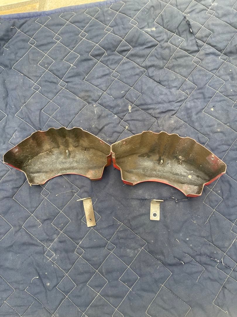 ハイエース　ブレーキキャリパーカバー　赤