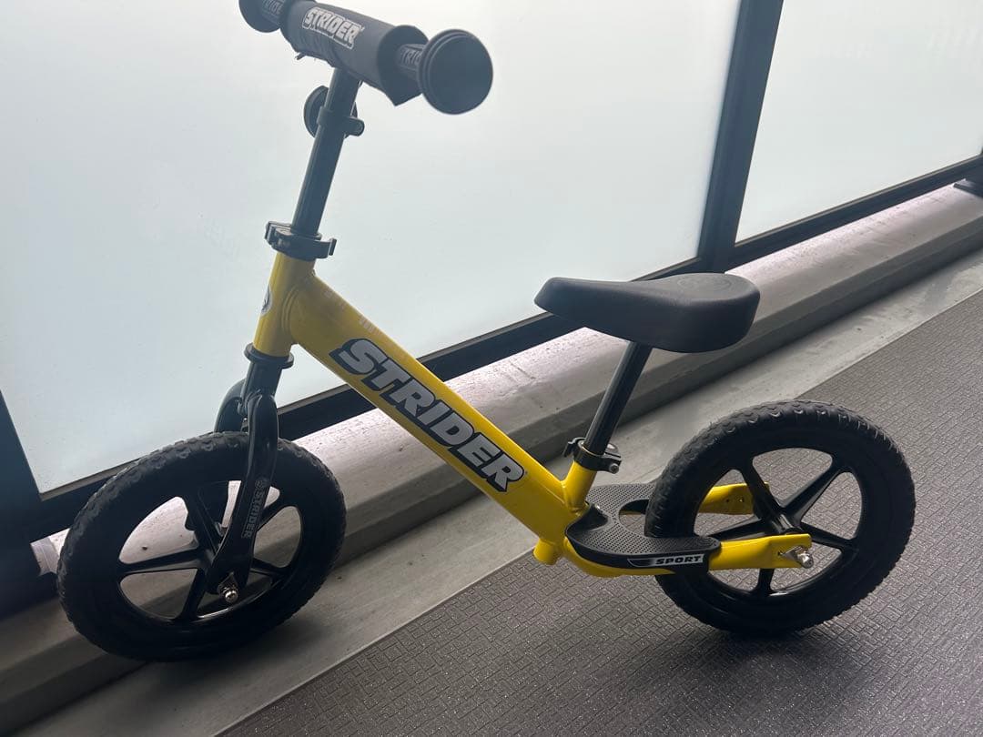 ストライダー＋スタンド＋ヘルメット３点セット