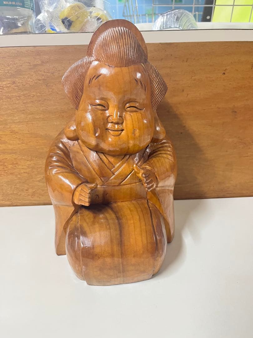 木彫り お福さん　高さ約27.5cm 横幅あり 福相 縁起物 置物　【匿名配送