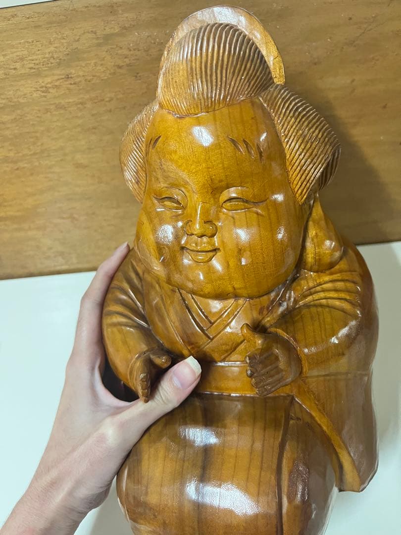 木彫り お福さん　高さ約27.5cm 横幅あり 福相 縁起物 置物　【匿名配送