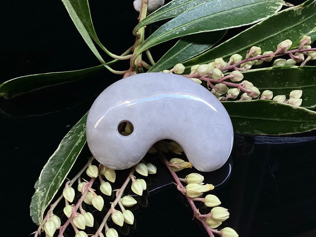 ✳【魔法の石】　翡翠 ラベンダー色 糸魚川翡翠勾玉　鑑別書付き　御守り守護石に‼️