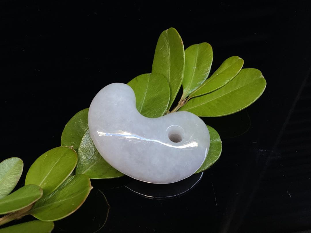 ✳【魔法の石】　翡翠 ラベンダー色 糸魚川翡翠勾玉　鑑別書付き　御守り守護石に‼️