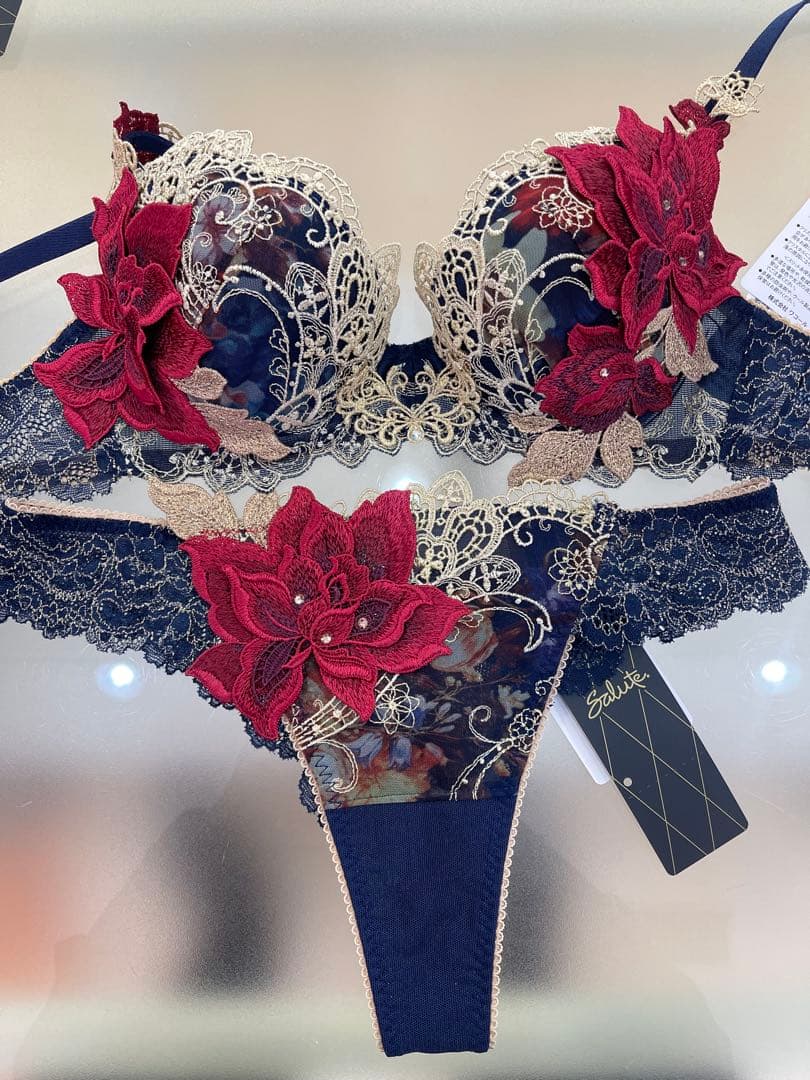 サルート　店舗限定⭐️９０グループ⭐️KO⭐️E75/Ｌ⭐️上下2点⭐️新品タグ付き❗️