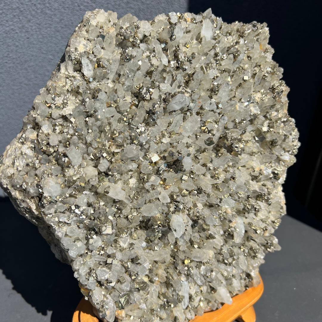 ✨ゴールドの煌めき✨金運招来✨パイライトイン 水晶クラスター 原石 天然石 置物