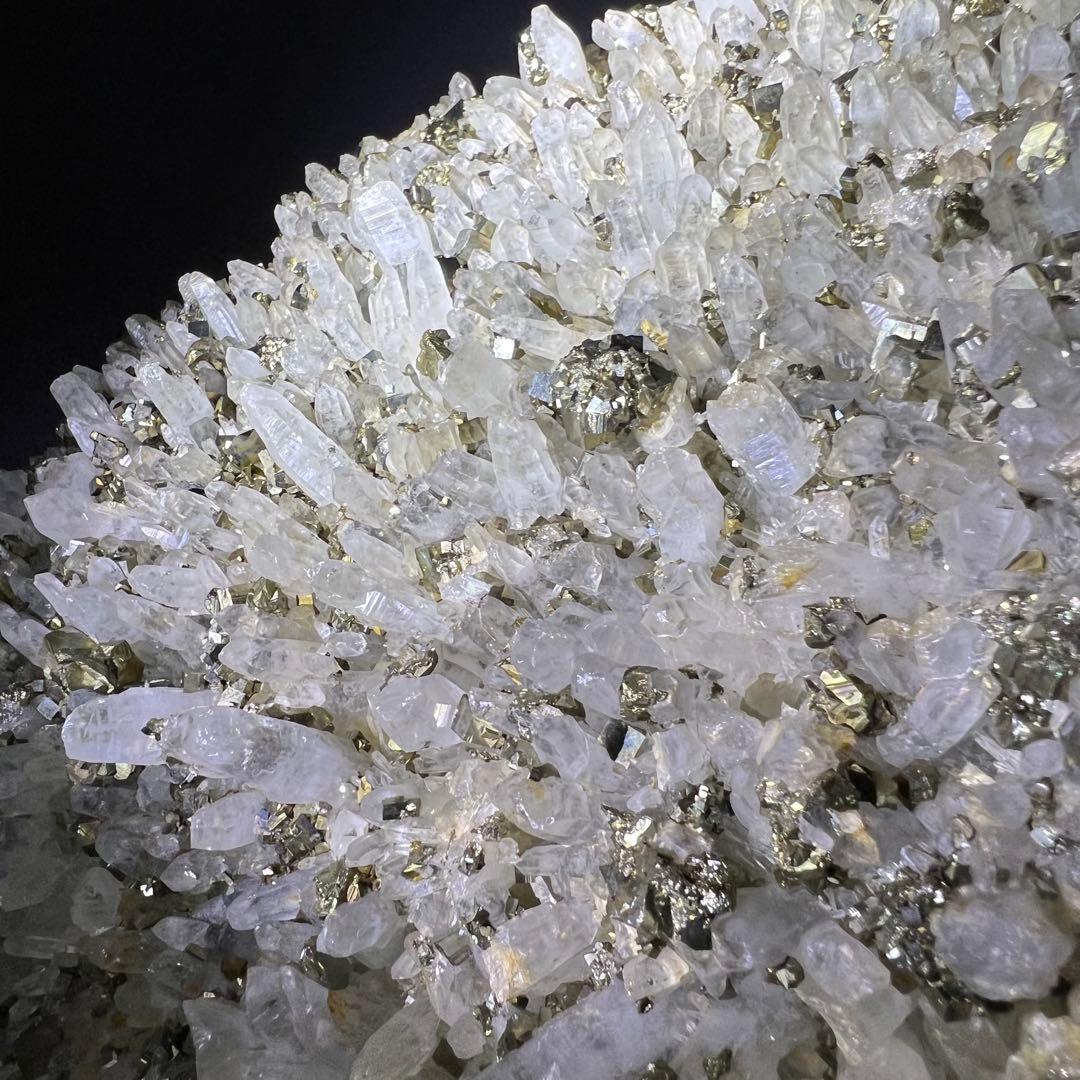 ✨ゴールドの煌めき✨金運招来✨パイライトイン 水晶クラスター 原石 天然石 置物