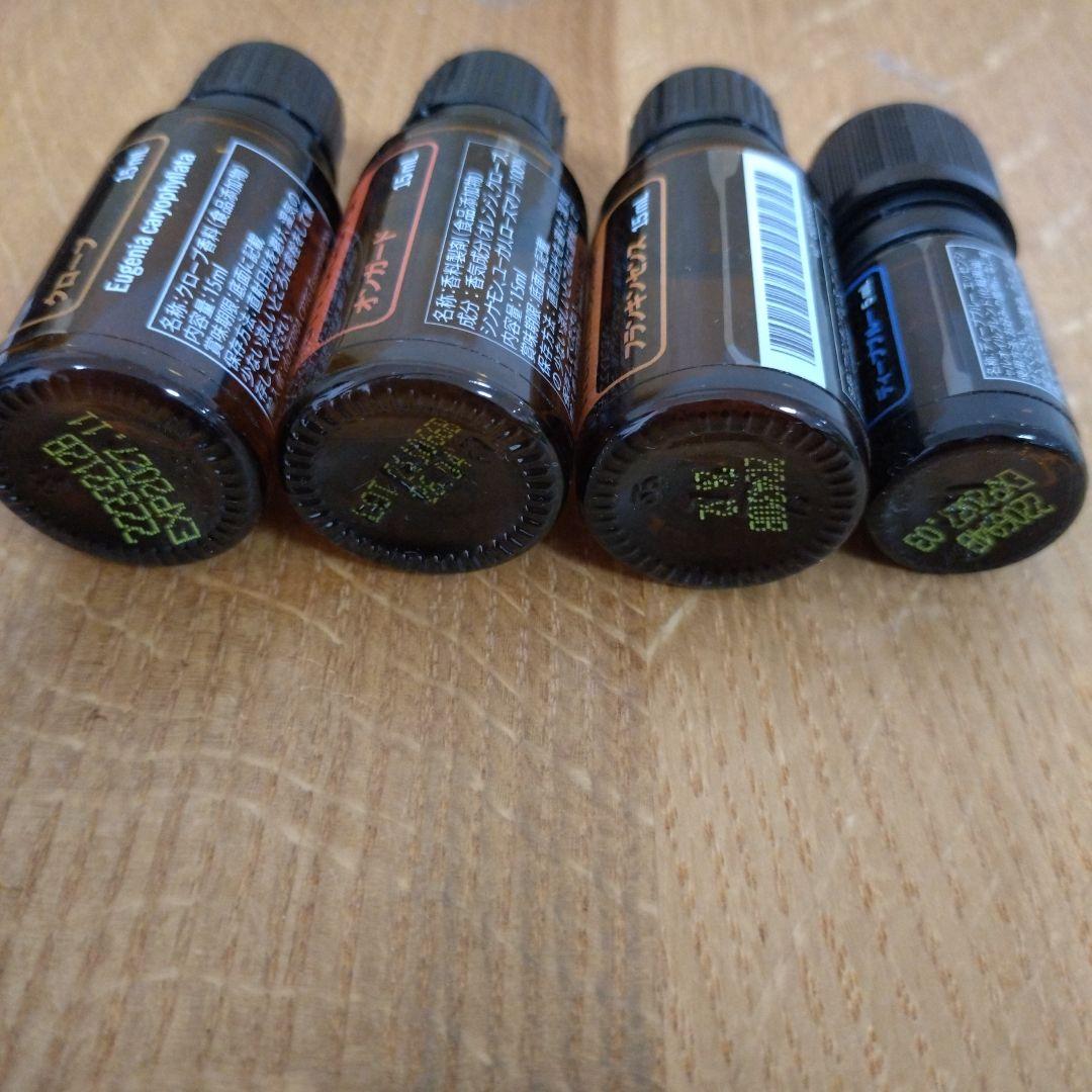 エッセンシャルオイル18種開封済、クラリカームロールオン開封済、ココナッツオイル