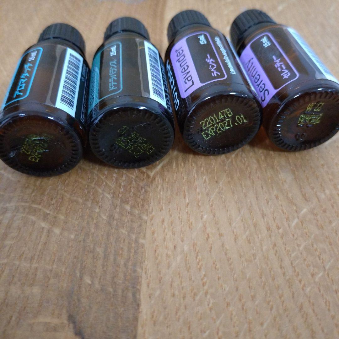 エッセンシャルオイル18種開封済、クラリカームロールオン開封済、ココナッツオイル