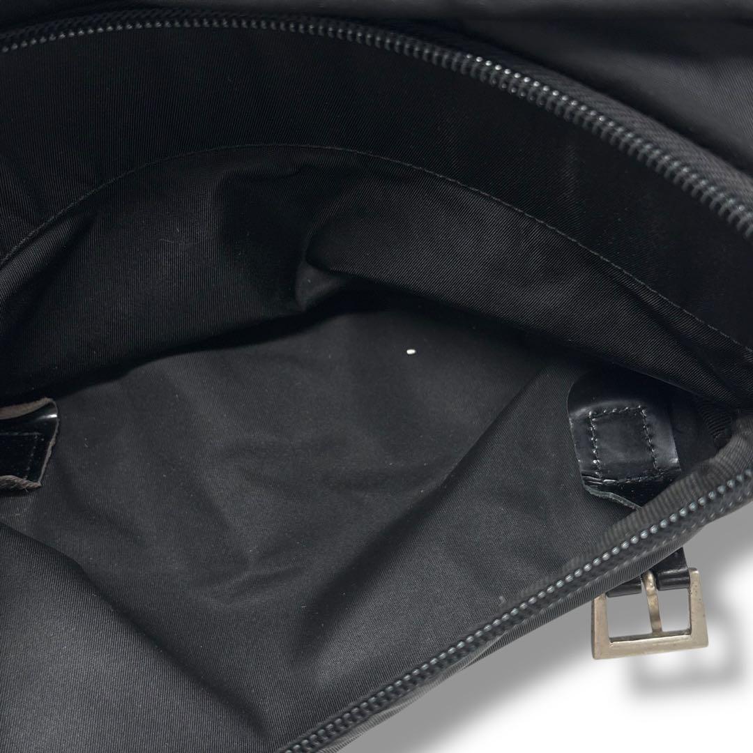 プラダ　メッセンジャーバッグ　ショルダーバッグ　三角ロゴ　白タグ　ブラック