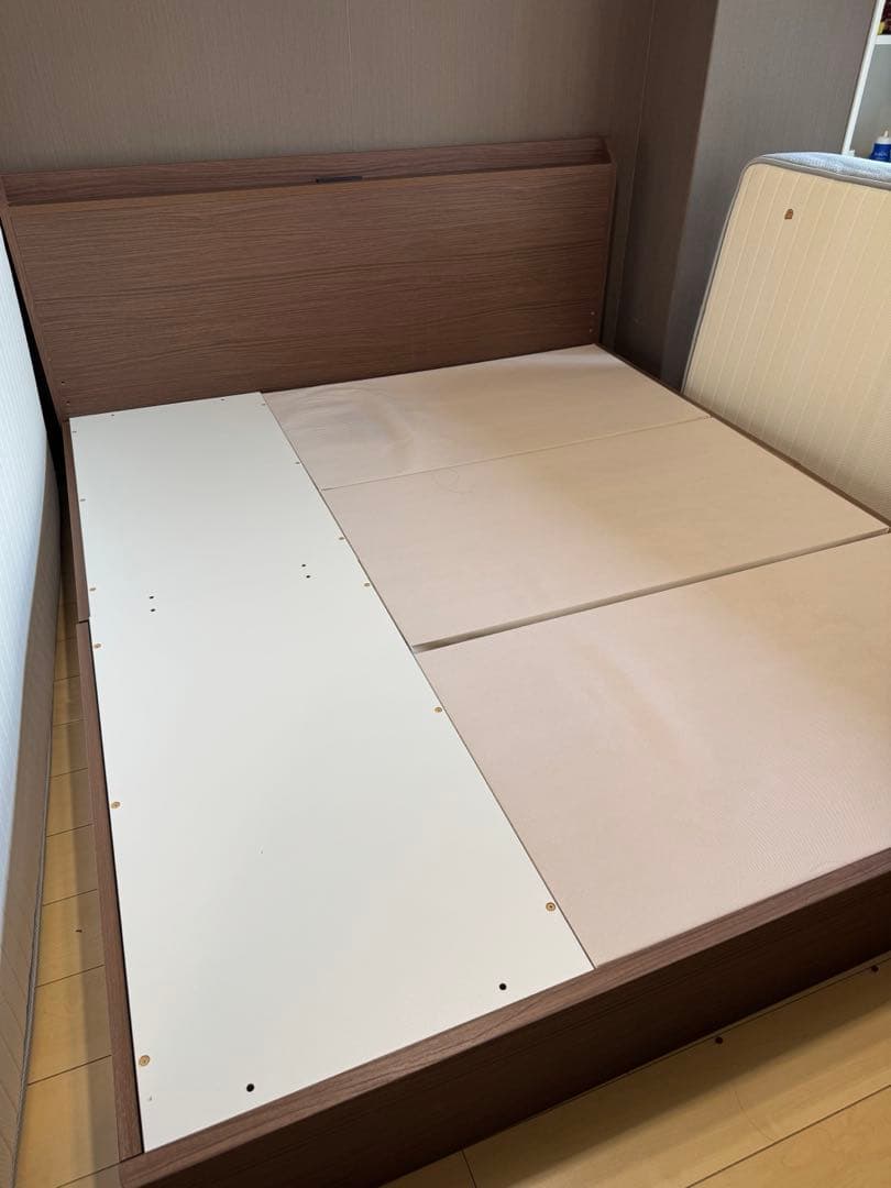 ゆーたニトリ/クイーンサイズベッドフレーム/収納・コンセント付/