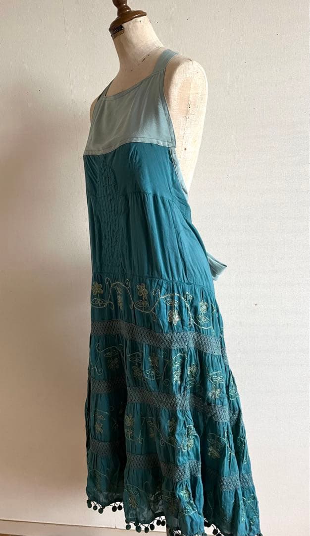 希少一点物　ガーゼワンピース　リメイクエプロン　金刺繍　ボンボン　プレゼント