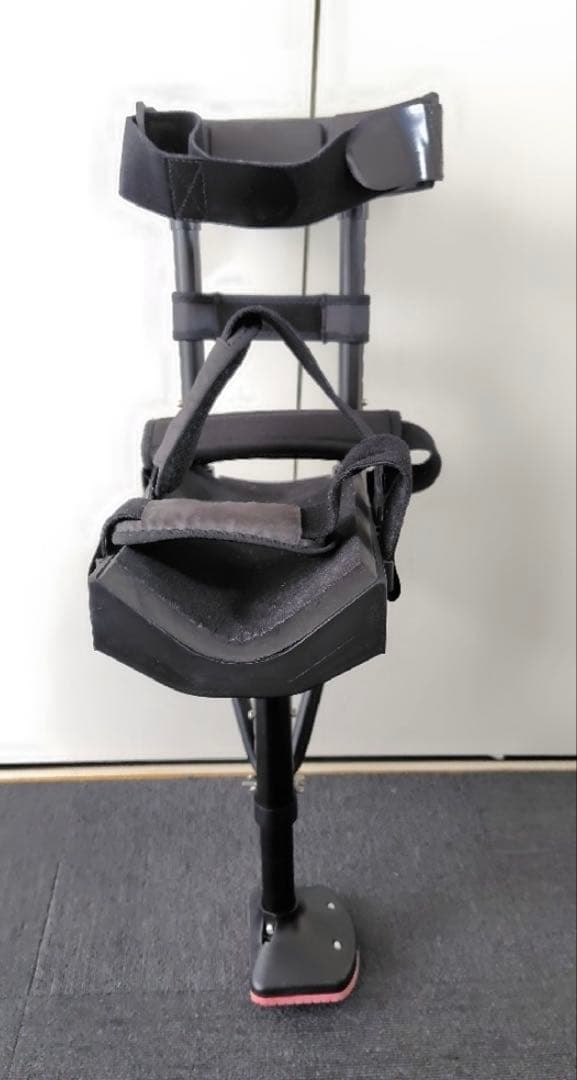 ひざで支える松葉杖　膝松葉杖　ハンズフリー