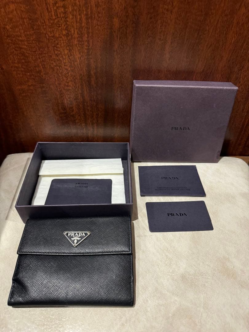 極美品　PRADA レザー 三つ折り財布 ブラック プラダ 黒 カ三角ロゴ