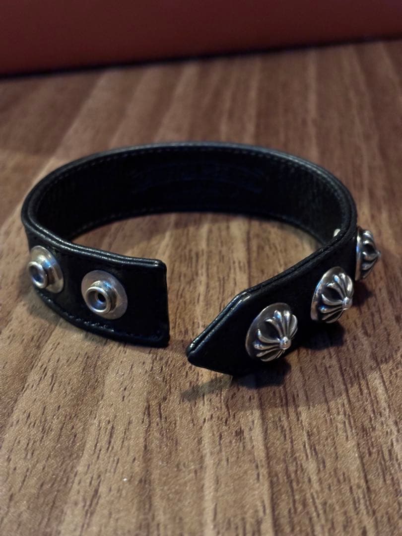 クロムハーツ レザー バングル 3ボタン2スナップ ブレスレット