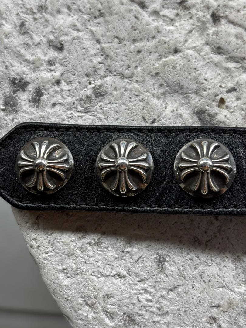 クロムハーツ レザー バングル 3ボタン2スナップ ブレスレット