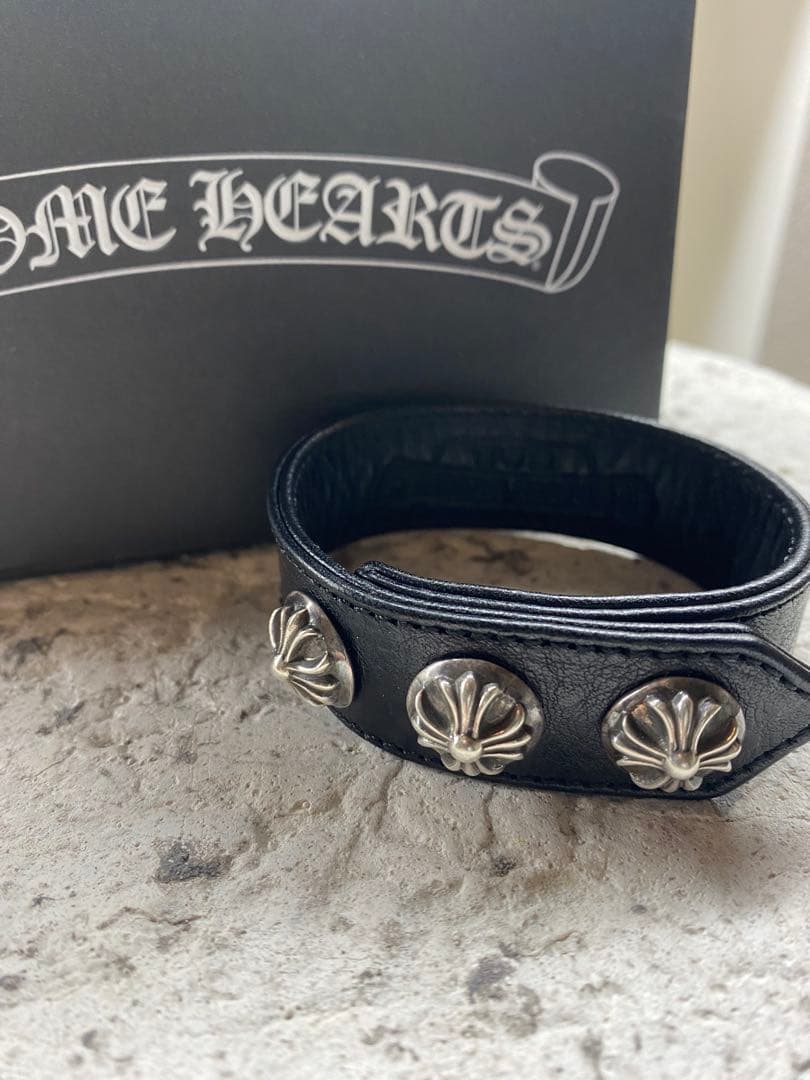 クロムハーツ レザー バングル 3ボタン2スナップ ブレスレット