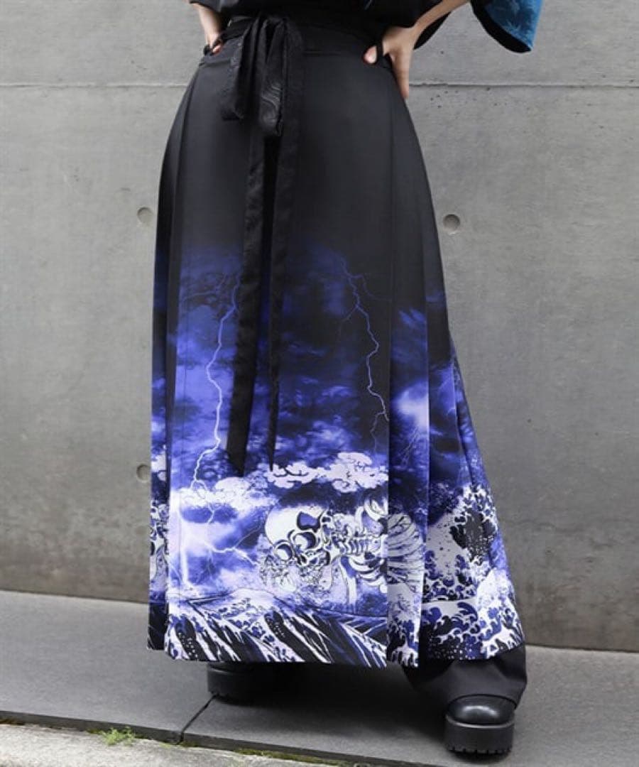 axes femme ガシャドクロ柄巻きスカート