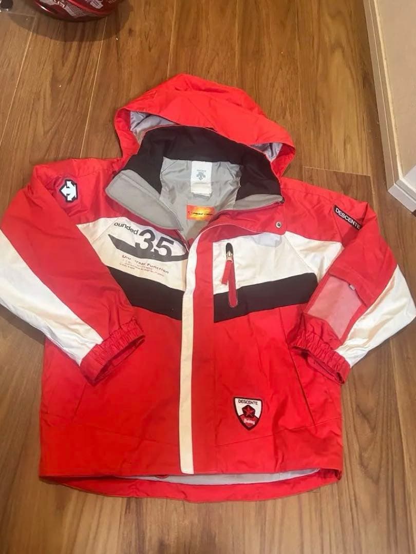 デサント　子ども用スキーウェアセット140（赤ジャケット・黒パンツ・ヘルメット）