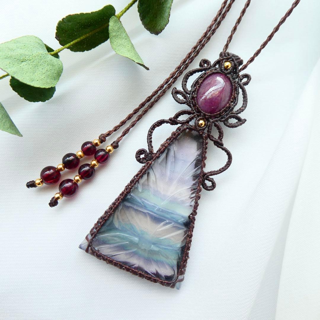 彫刻フローライト・ルビーのマクラメネックレス