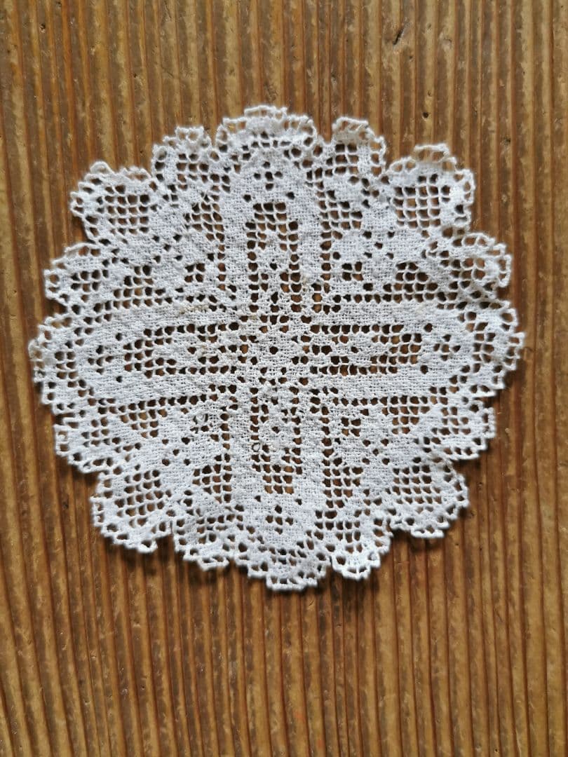 アンティークヨーロッパ 透しの十字架リネンフィレレース プチドイリー 青い麻布付