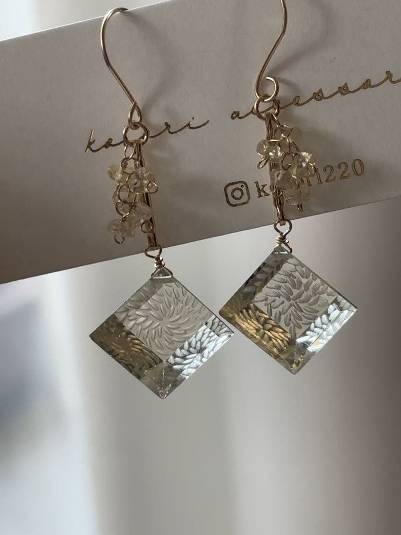 C17 シャンパンクォーツ宝石キューブピアス