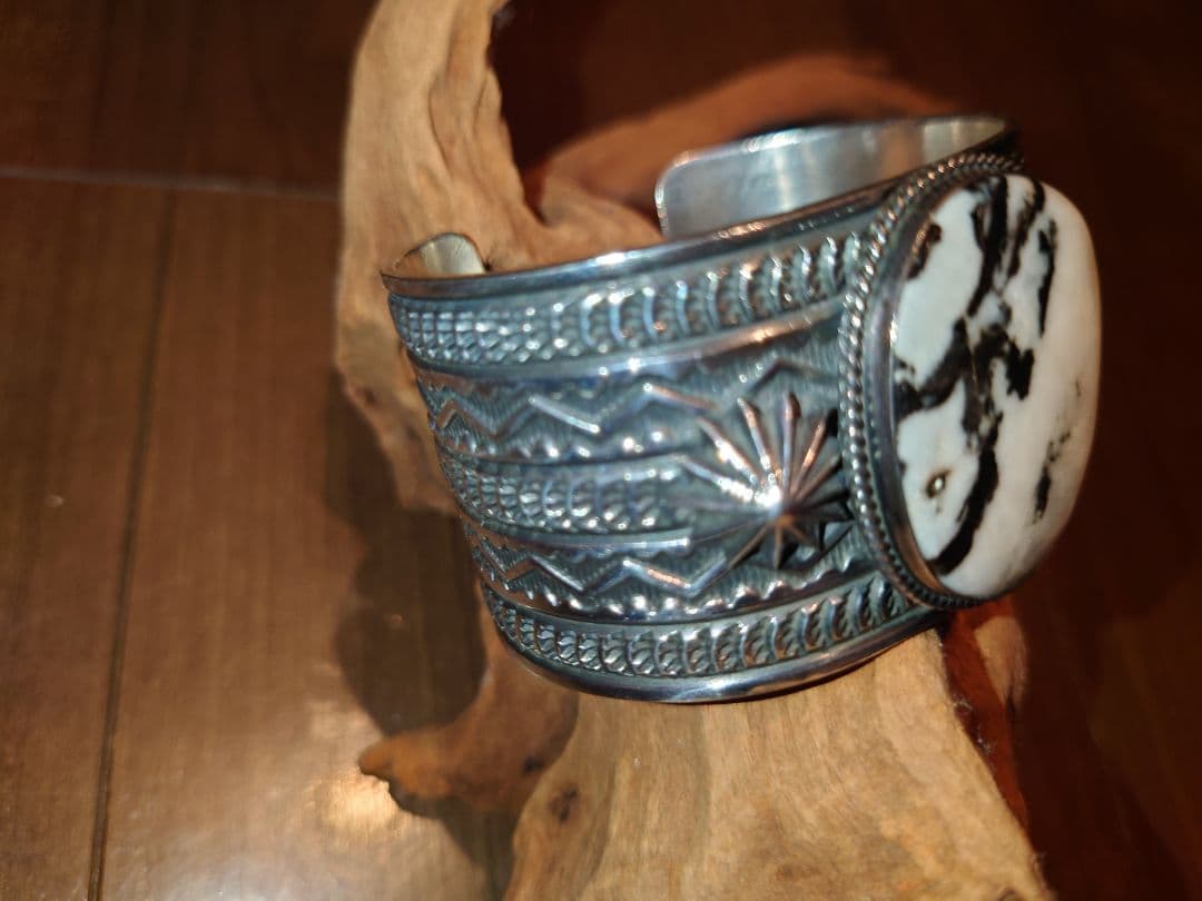 ★サンシャインリーブス★ バングル ホワイトバッファロー　シルバー925