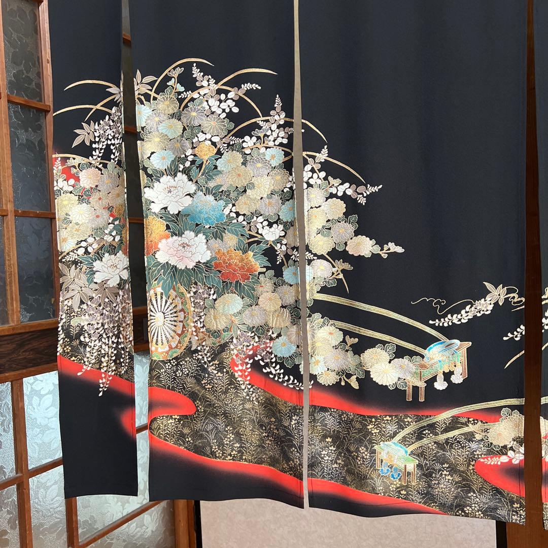華やかな花柄の黒いのれん　横〜129–丈〜122!
