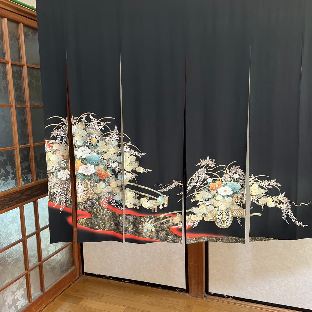 華やかな花柄の黒いのれん　横〜129–丈〜122!