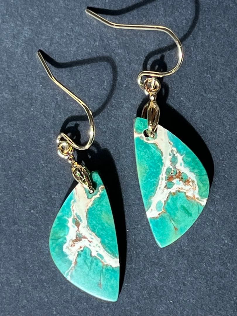 ビーゲンキ　14kgf 小ぶりなグリーンセディメントジャスパー ピアス