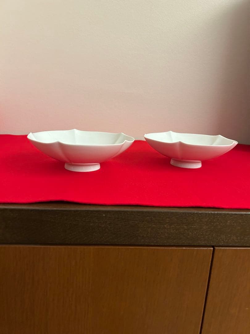 【井上萬二】有田焼　重要無形文化財　人間国宝　白磁花形銘々皿　ニ客