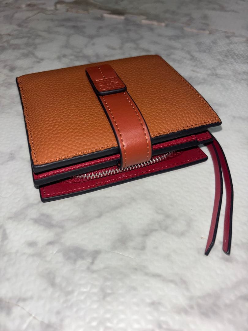 売り尽くし。LOEWE 二つ折り財布 オレンジ/レッド