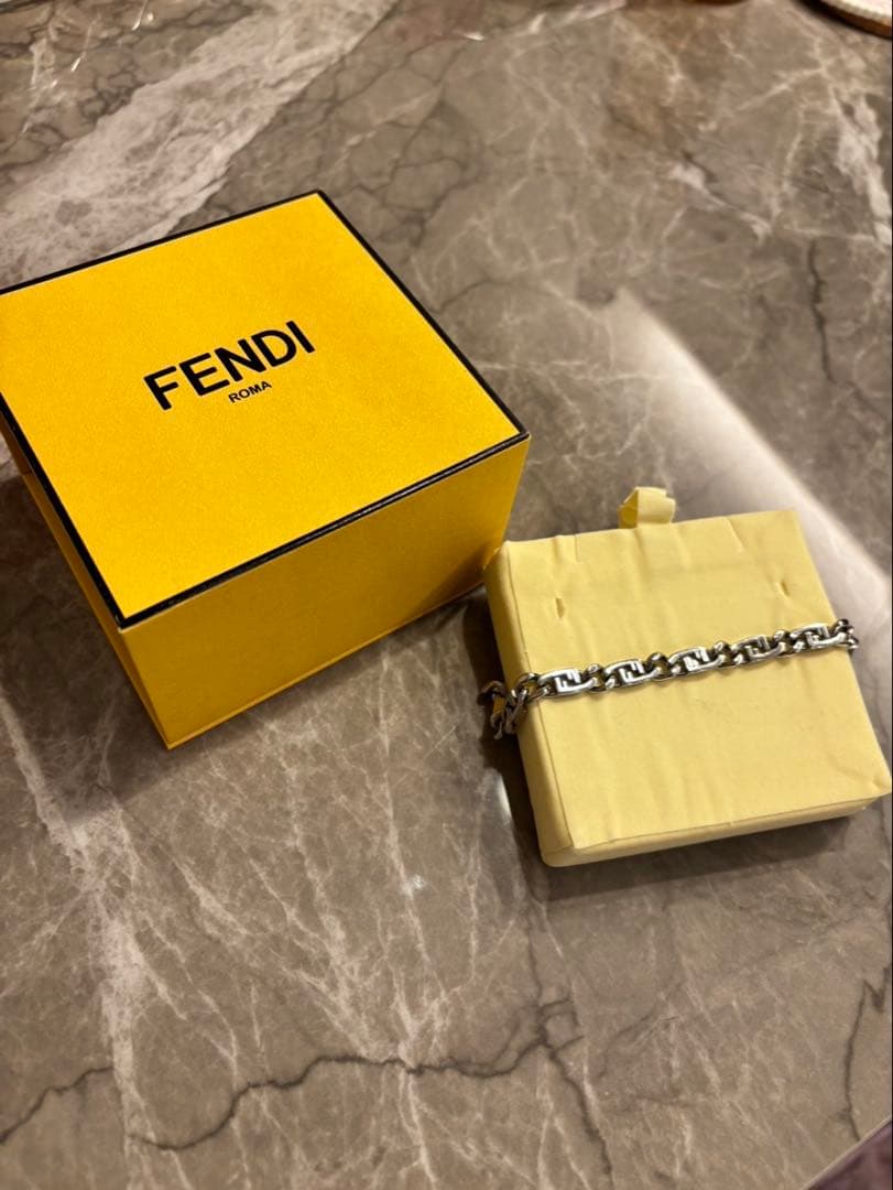 Fendi ブレスレット　Mサイズ