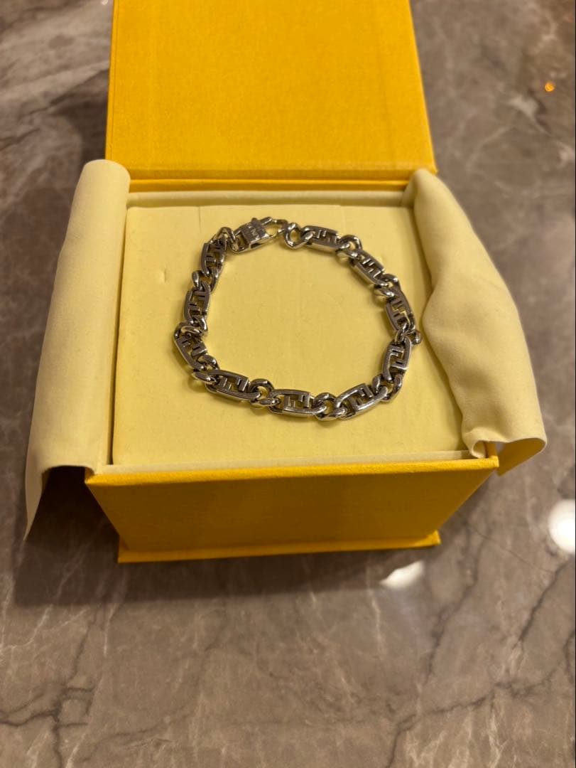 Fendi ブレスレット　Mサイズ