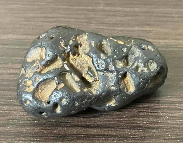 なんと！超特価！8,000円！少し大きめで、横笛になる希少な美しい神秘の隕石！