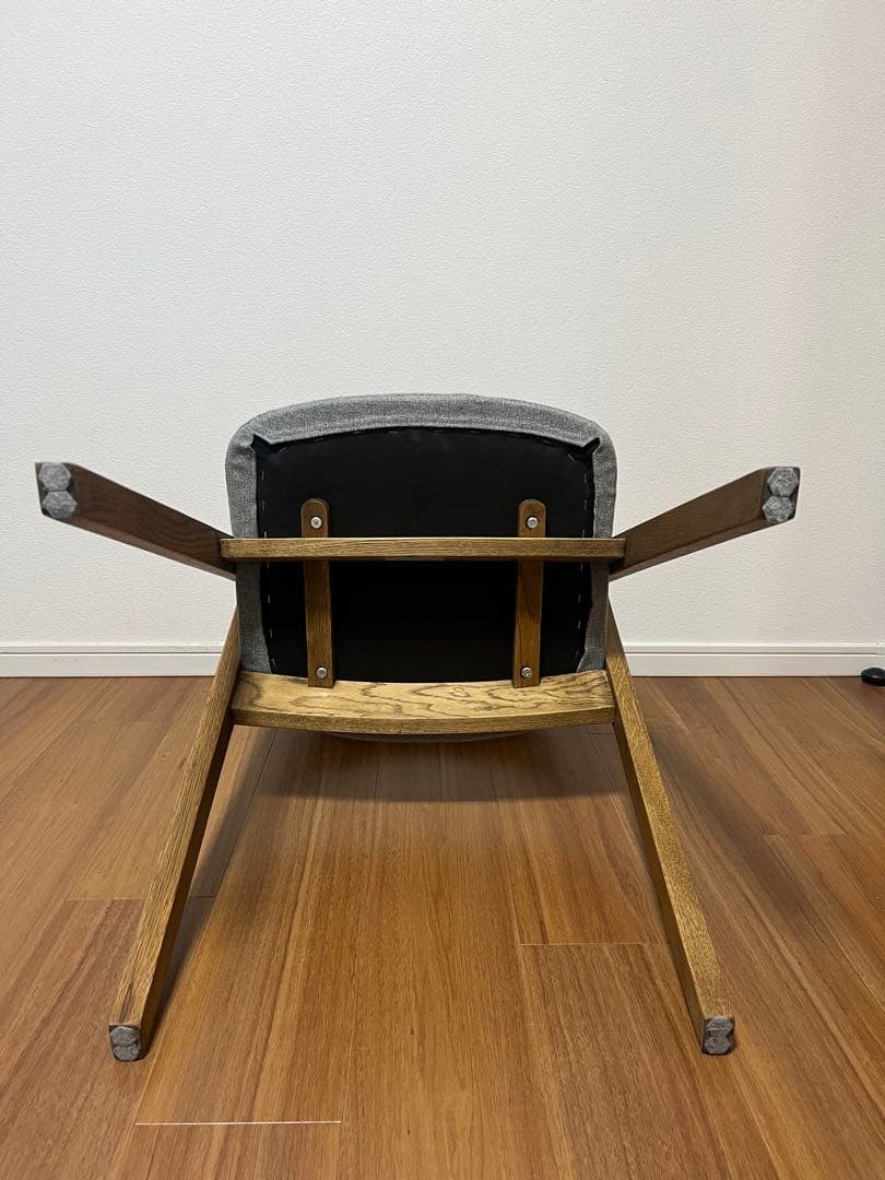 木製フレームのグレー布張り椅子(東京引き取り、搬送可能)