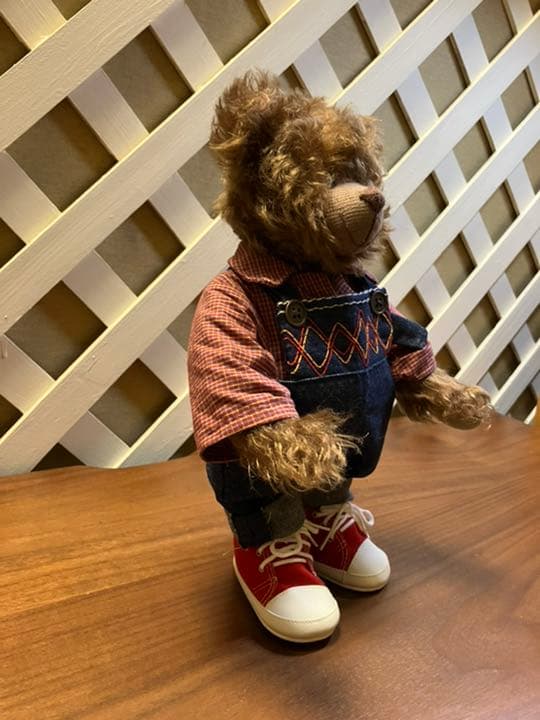 オーバーオールを着たアメリカンなベア