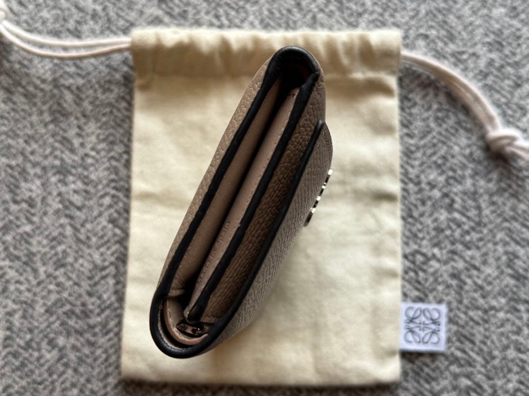LOEWEアナグラム バーティカル ウォレット スモール