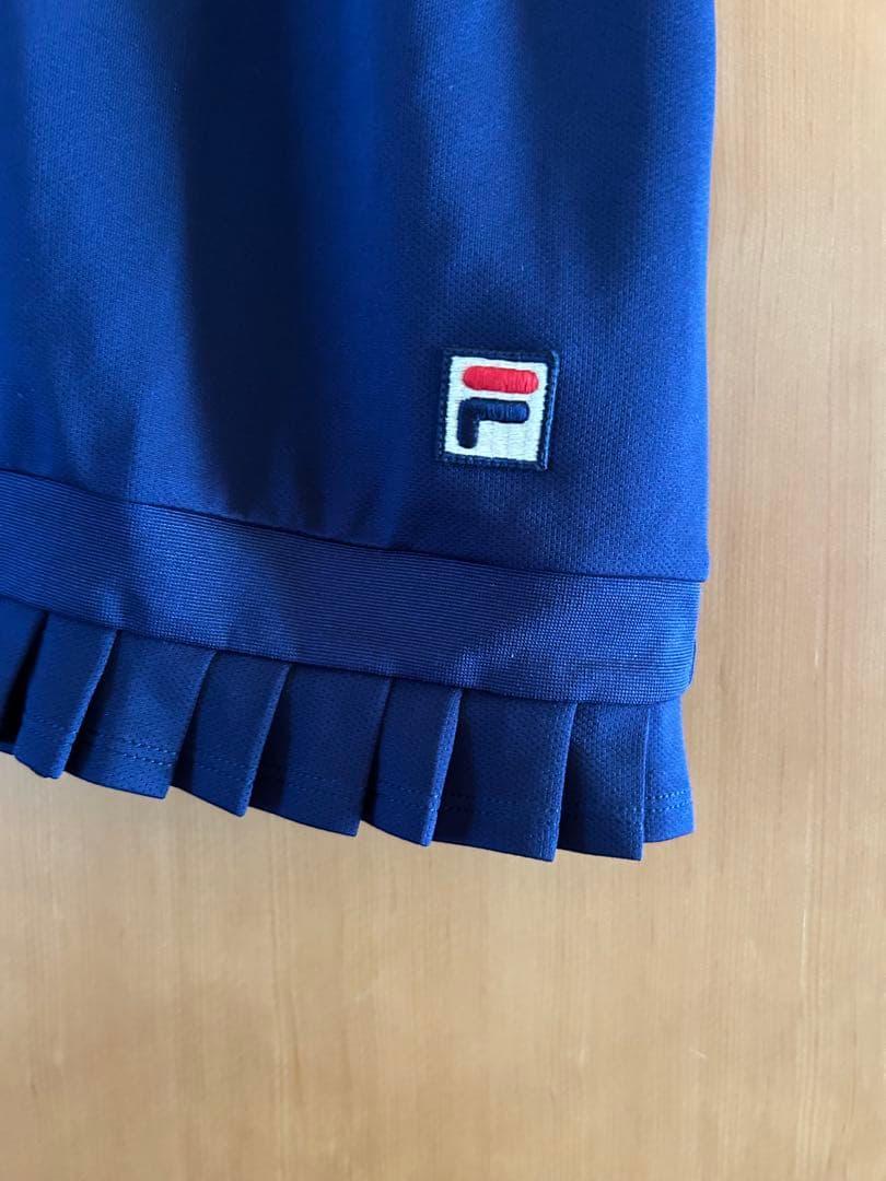 フィラ　テニスウェア　紺色トップス　Mサイズ　新品