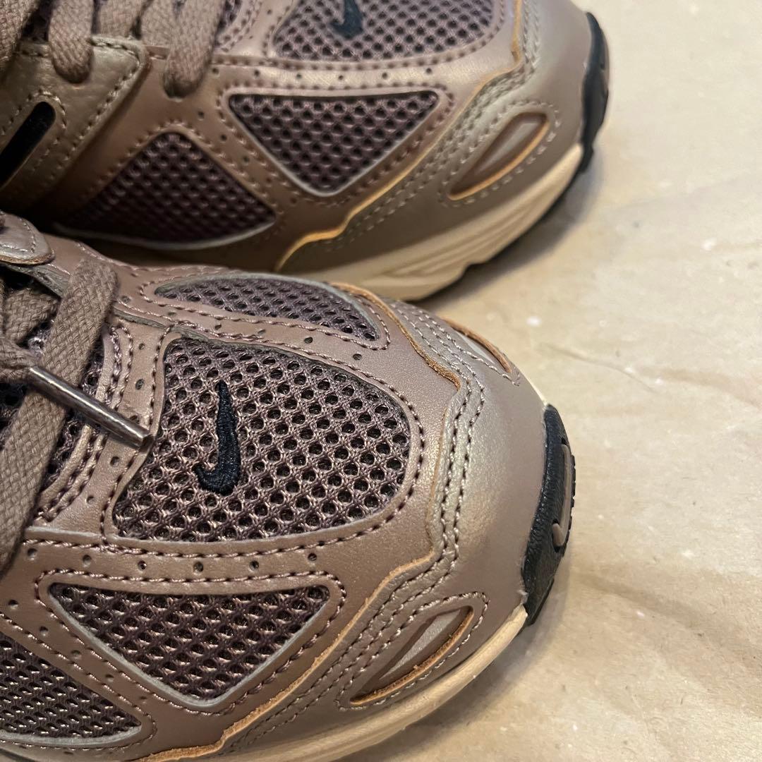 新品_Nike V2K RUNモカベージュスニーカー