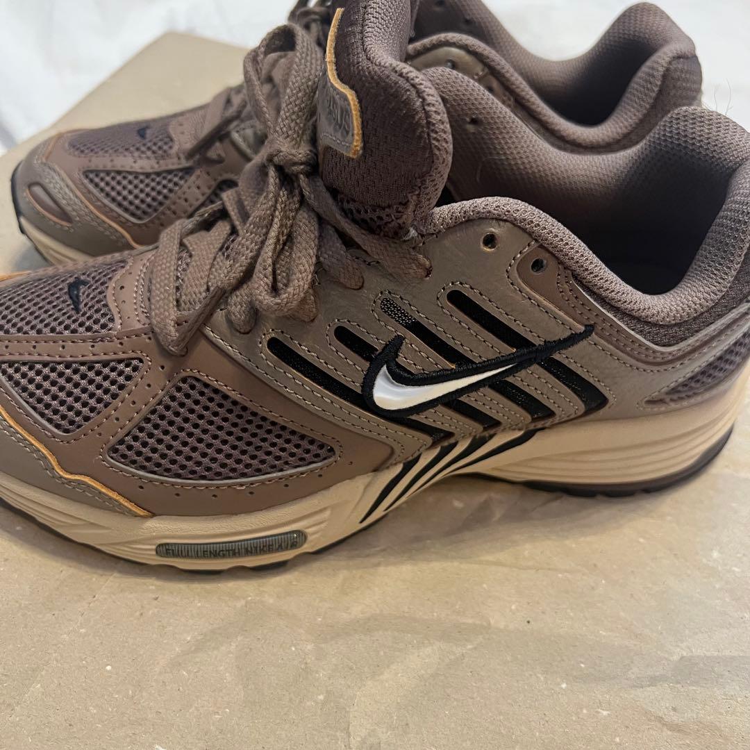 新品_Nike V2K RUNモカベージュスニーカー