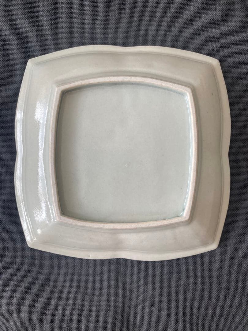 浜野まゆみ　白瓷陽刻四弁皿