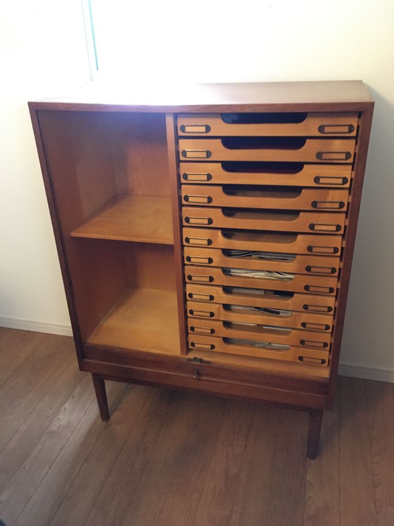 デンマーク　ビンテージ　脚付き蛇腹キャビネット　マホガニー　北欧ビンテージ