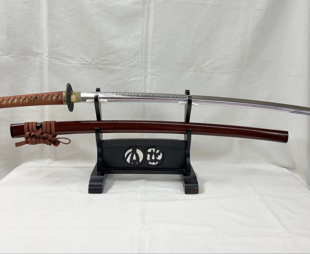 【模造刀】太刀 樋入り 全長102センチ 龍鍔 茶ツイシュ 鞘 互の目 刃紋