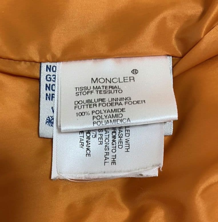 MONCLER オレンジ ダウンベスト アニメーションタグ