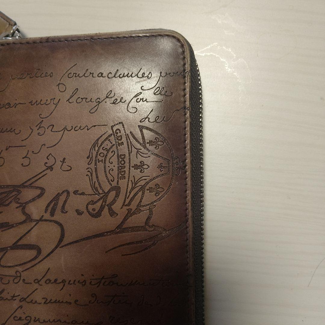 Berluti ベルルッティの長財布　ロゴマーク切れなし。