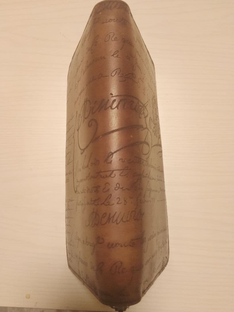 Berluti ベルルッティの長財布　ロゴマーク切れなし。