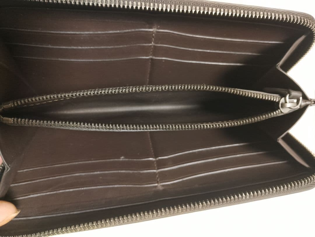 Berluti ベルルッティの長財布　ロゴマーク切れなし。
