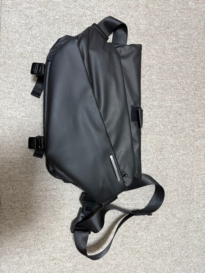 [ニード] ショルダーバッグ ボディバッグ R1 SLING BAG ブラック
