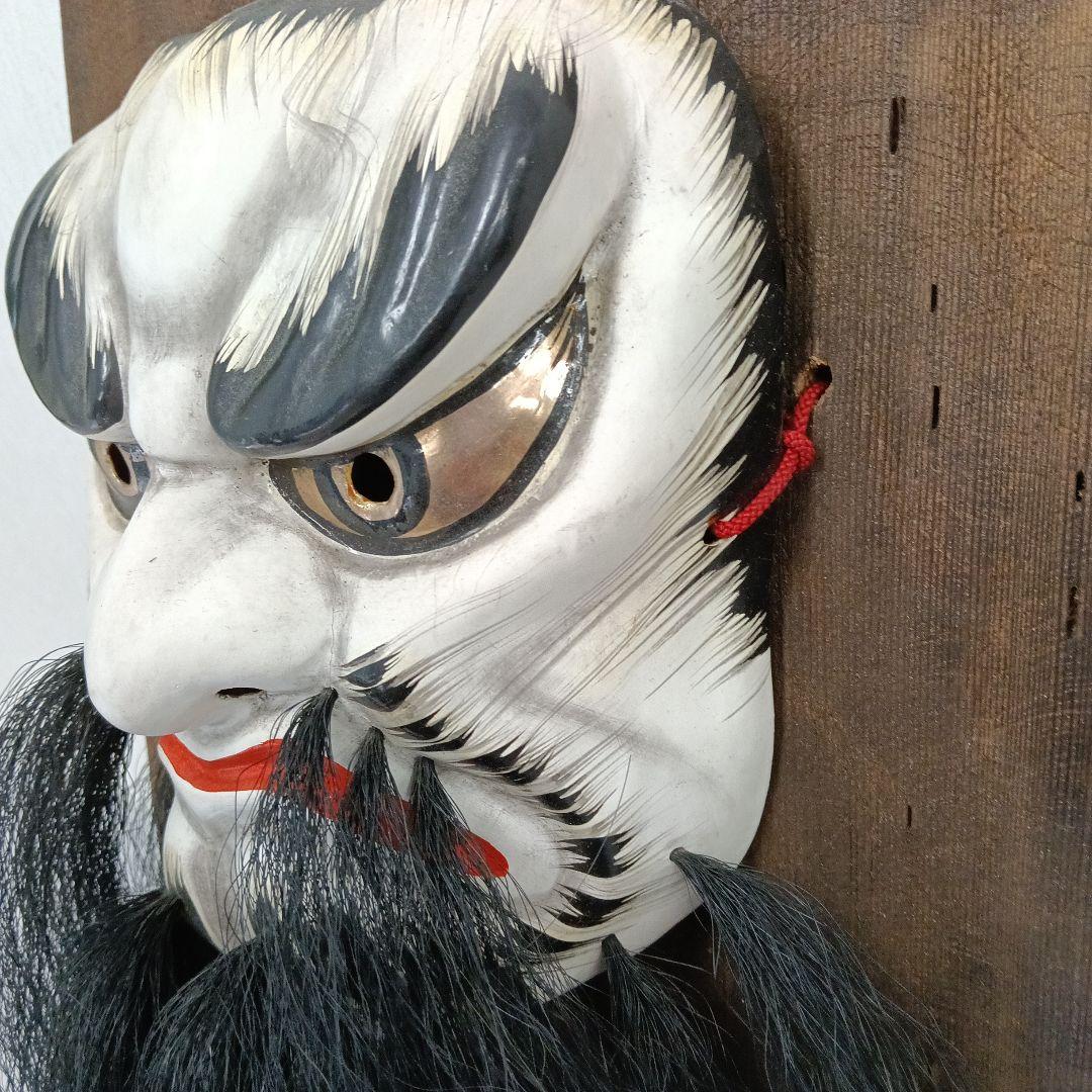 (被れる)神楽面 伝統的な木製面