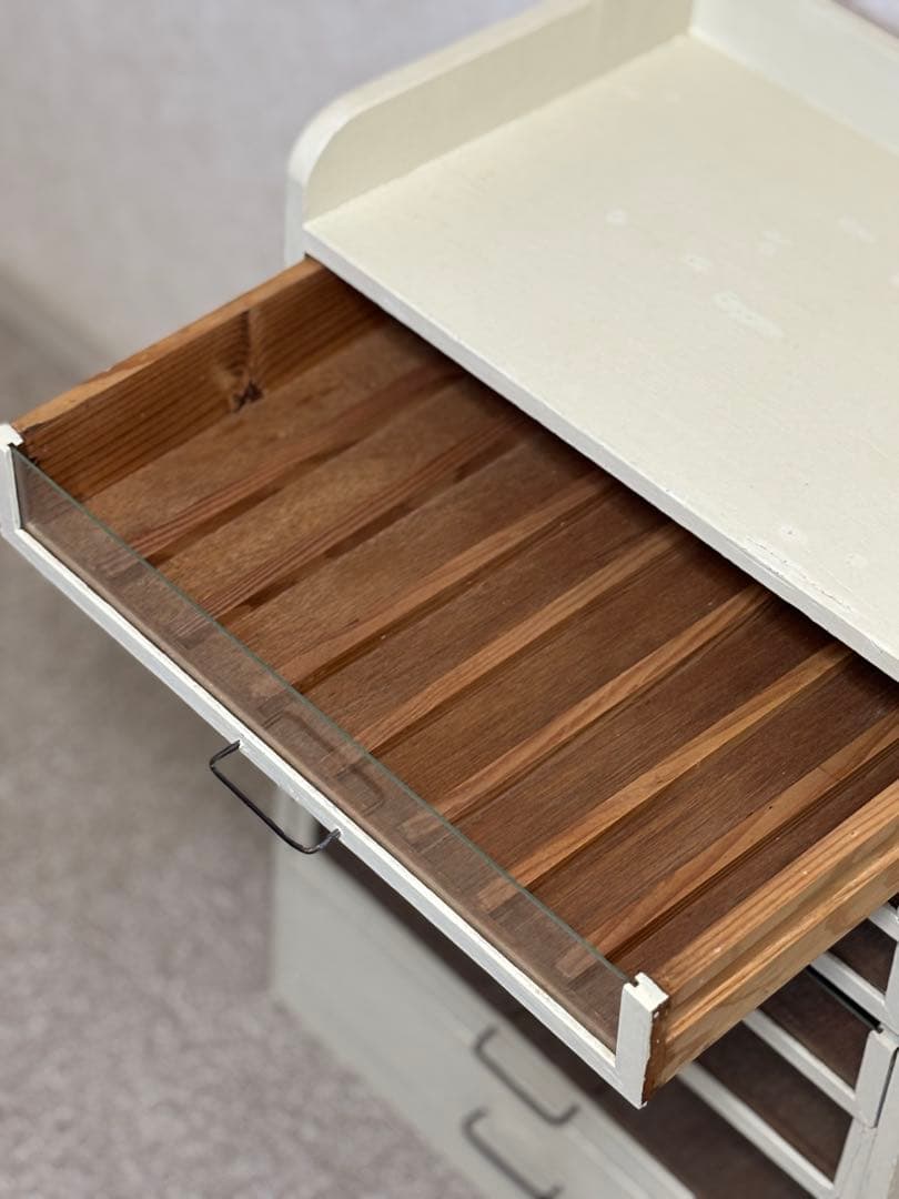 木製引き出し7杯　ビンテージ　ガラス窓